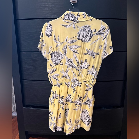 BB Dakota Floral Romper - Picture 3 of 5